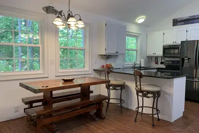 Image de The “Wood”shop, 2 bedroom loft apartment on a quiet cove.