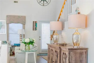 Image de Private and Community Pools, Hot Tub, Game Room with Pool Table