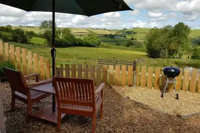 Image de Foxgloves Hut. You can be woken up by birds