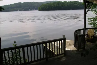 Image de Expansive Lakehouse with Jacuzzi