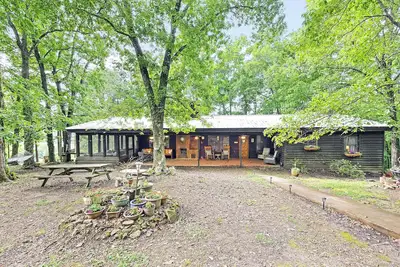 Image de Unplug & Relax at our Tennessee River Cabin Getaway - Hunt, Fish, & see Bigfoot!