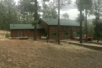 Image de Spacious Rustic Log Cabin