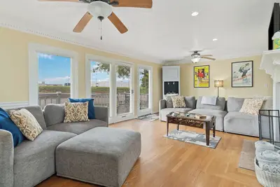 Image de Welcome to Evelyn's Cottage! The most conveniently located stay in Lonon