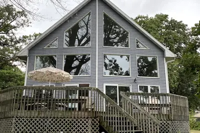 Image de Join us on the sandy shores of lake Koshkonong for an escape from the city