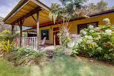 Image de Serene home with enclosed nature walk, meditation spot, & gardens