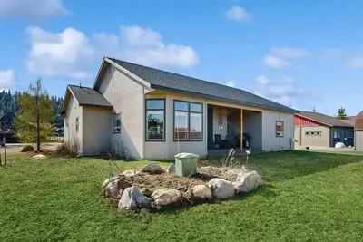 Image de Newly-built family-friendly home w/ a private patio & free WiFi - close to lake