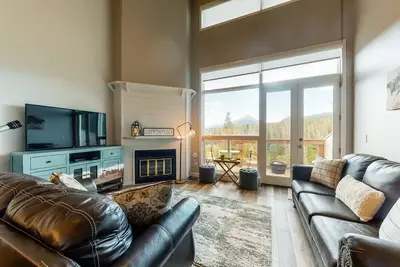 Image de Modern condo with mountain views from balcony