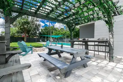 Image de The Oasis w/ New Salt Pool Walk to Publix & Restaurants - 1 Mile to Uf