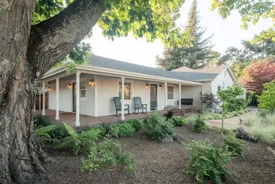 Image de Sonoma Square Gem! Charming New Farmhouse w Pool + Private Detached Guest Suite