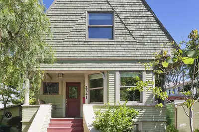 Image de 3-story home w hot tub, 5 beds, 2 kitchens, & outdoor studio near Willard Park