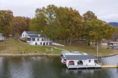 Image de 3 Bedrooms, 2 Flex Rooms, 3½ Bathrooms! Beautiful Property! Flat, Wonderful Point w/Miles of Wide