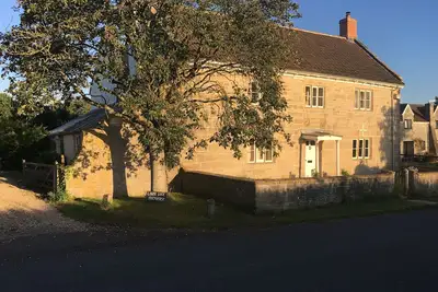 Image de 16thCentury cottage, foothills of Glastonbury Tor, outdoor pool.