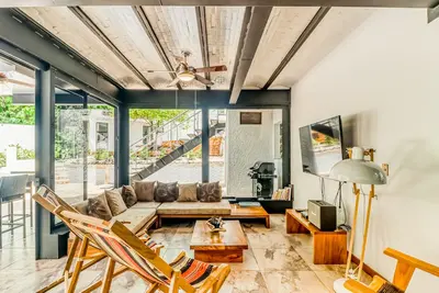 Image de Beautiful home w/ private pool, outdoor dining w/ private grill, & accessibility