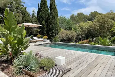 Image de Villa moderne en bord de mer avec piscine dans Domaine privé Gaou Bénat