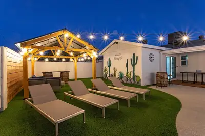 Image de Scottsdale’S 🌵 Top Airbnb 🦩Whisky Isle 😍