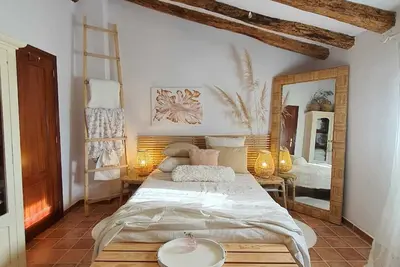 Image de 1800 Stone House 10 minutes drive to the sea.