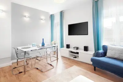 Bairro Alto 2bd w/ balcony!