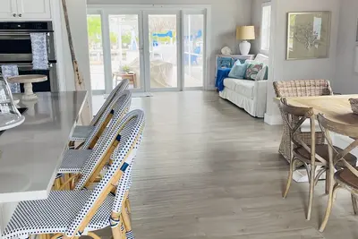 Image de Completely Renovated Water Front Oasis! One Story! New stunning Pool, Mini Golf!