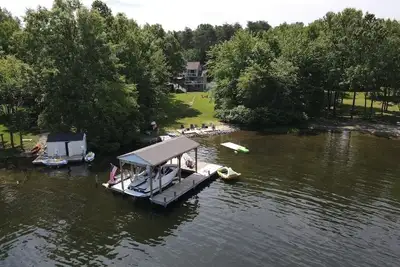 Image de Spacious lakeside home featuring a private cove, hot tub, dock & theater room