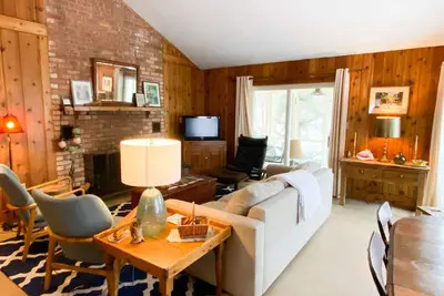 Image de Peaceful Mid-century Modern Getaway Cottage steps from Lake Michigan