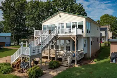 Image de Lakefront, two bedroom, full bath. Relax, swim, kayak & fish on Lake Lookout.