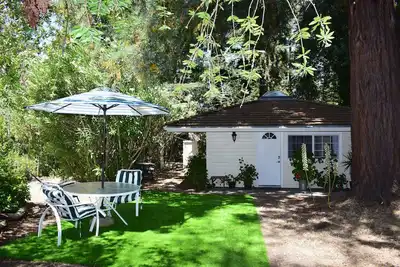 Image de Luxurious Guesthouse Cottage in Saratoga- Upscale area.