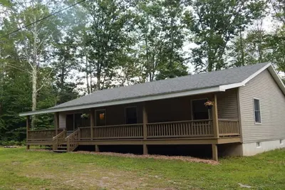 Image de 3 Bedroom home with rear deck and covered front porch.