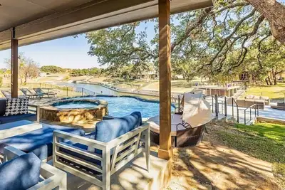 Image de Waterfront Getaway! Pool + Hot Tub+ Casita+ Ping Pong