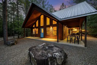 Image de La Roca - Luxury Honeymoon Cabin, Hot Tub, Outdoor Fireplace, Walk to Dining!