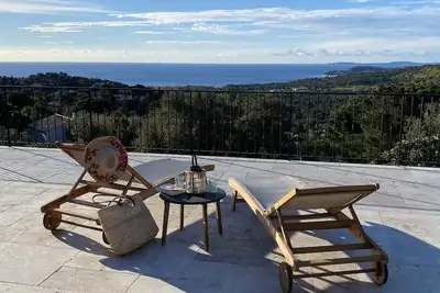 Image de Magnifique terrasse vue mer pour cette villa rénovée haut standing avec piscine