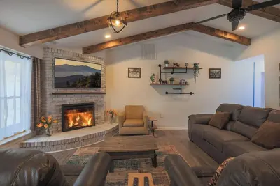 Image de 3b 2 bath Cottage w Pool Hottub Close to Main st