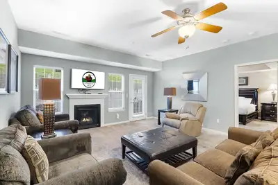 Image de Group-Friendly • 5 Bedrooms • Patio + Grill • Minutes to Shows & Golf