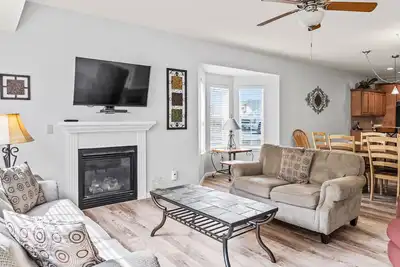 Image de 5 Bedroom, 5 Bath Townhouse with Gas Fireplace, Whirlpool Tub, and Attached Garage