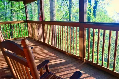 Image de Lazy Days Cabin for 6 with 2 Decks, View, Hot Tub, Wifi, Pool, Gated