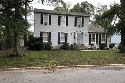 Image de Nicely furnished 4br 2. 5 Ba- Steps from the beach!