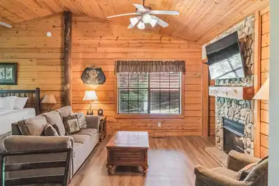 Image de Getaway Cabin for Two with Fireplace & Whirlpool Tub - Minutes from Entertainment!