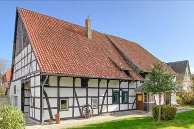 Image de Modernes Fachwerkhaus mit 5 Schlafzimmern, 2 Badezimmer, Sauna, Kamin und Garten