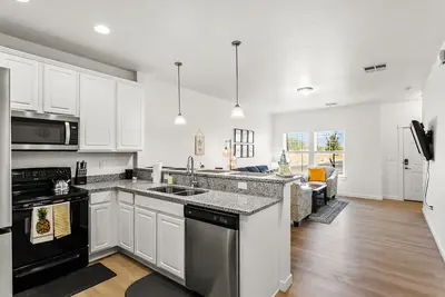 Image de Gorgeous & Trendy Townhome | Near The Village (89)