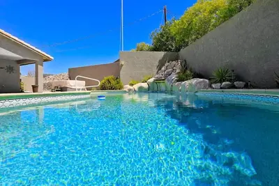 Image de Beautifully updated Pool home with Lake Views