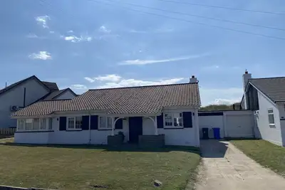 Image de Beadnell Fantastic Bungalow - garden backs straight onto dunes and beach.