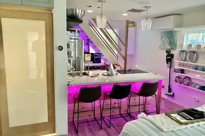 Image de Pet-friendly accommodations near water and restaurants.