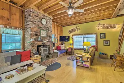 Image de Warm & Inviting Jamaica Cabin w/ Grill: Ski & Hike