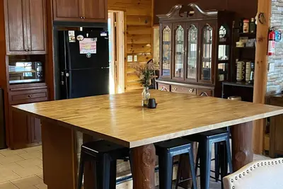 Image de \tGorgeous 4br Log Retreat on 40 Acres —Pond View – Mid-Michigan—sleeps 11+