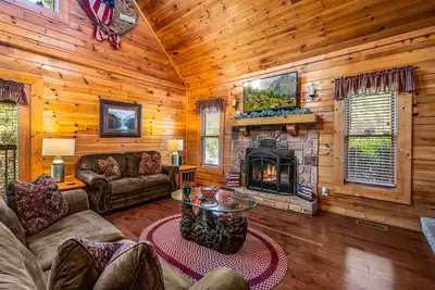 Image de Beary Cozy -1 King, 2 Queens, Great Loc, Hot Tub. Come make family memories!