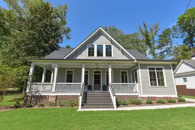 Image de New construction farmhouse in desirable Five Points!