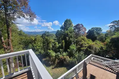 Image de Royal Cottage - Long-Range Mtn Views, Deck & Close to Downtown Avl, Dog Friendly