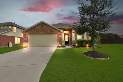 Image de Go see Shen Yun, Tulum theme getaway, Turo Escalade available to Rsvp. Jacuzzi