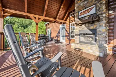 Image de Outdoor Fireplace, Privacy, Mtn Views, Hot Tub, WiFi, Dog Friendly 🐶