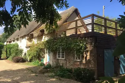 Image de Idyllic Thatched Dorset Cottage and Bespoke Shepherds Huts