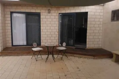 Image de Studio for weekly rent or longer